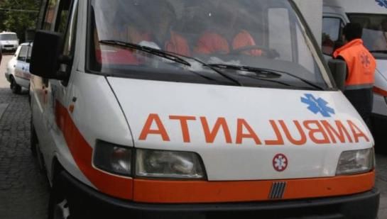 Un copil de 7 ani a căzut de la etajul 3, în timp ce mama lui se prostitua