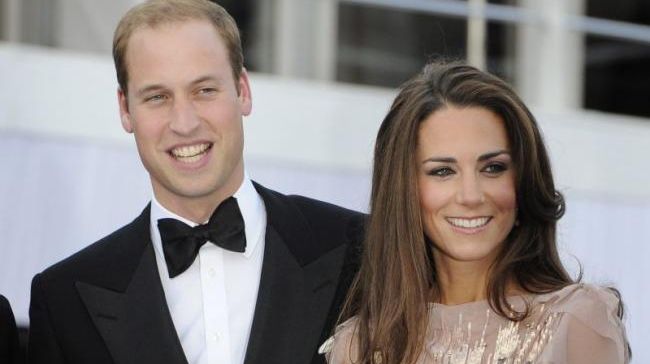 Marea Britanie: Prințul William este angajat ca pilot la serviciul aviatic de urgență