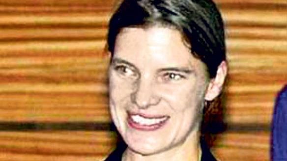 Blestemul ziaristei sinucigașe. Casa în care și-a ucis mama și apoi s-a spânzurat a rămas nelocuită