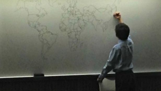 A intrat în clasă, a desenat din memorie harta lumii și a plecat. Secretul acestui copil e uluitor