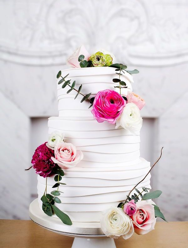 Alb și negru pentru un tort de nuntă elegant (P)