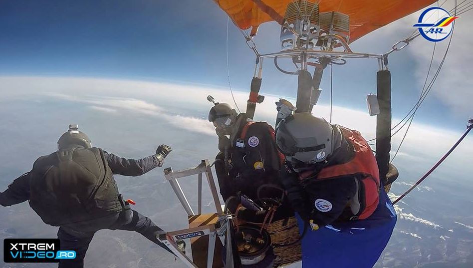 Dimineaţa de Ştiri. Nou record naţional de paraşutism: salt de la 10.400 de metri
