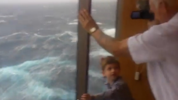 O uriașă navă de croazieră, prinsă în ochiul furtunii. Imaginile groazei, surprinse de călători