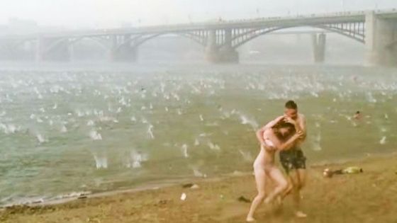 Clipe de coșmar pe o plajă din Rusia. Dezastrul s-a declanșat din senin