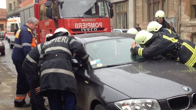 Salvare neobişnuită, la Lugoj: femeie paralizată, încuiată în maşină de familie, la un pas de moarte