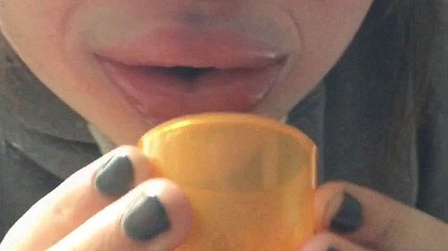 Moda bizară care a luat cu asalt Internetul. Ce îşi fac adolescentele la buze