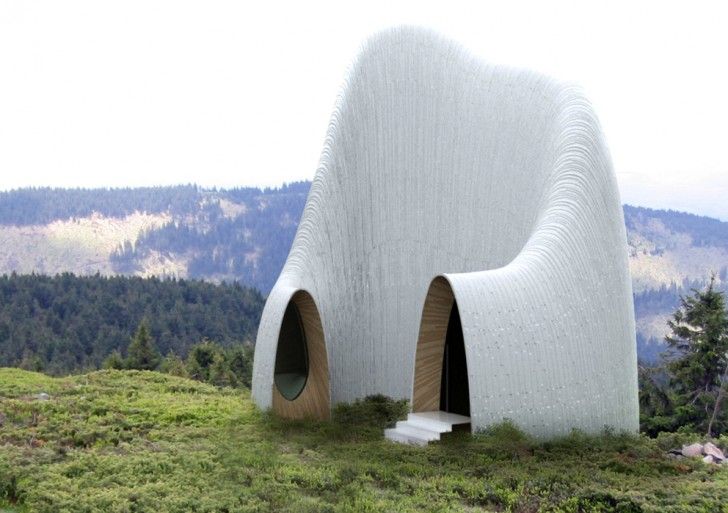 O capelă neobișnuită din Trasilvania a fascinat Internetul. Care este însă adevărul despre ea