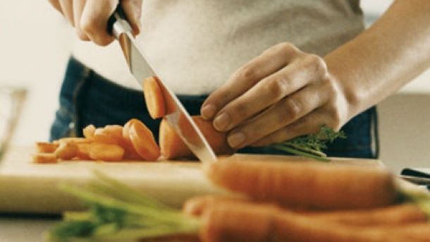 Cum poţi să ascuţi cuţitele în câteva secunde, fără ustensile speciale