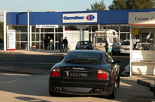 Benzină ieftină la supermarket! Marile centre comerciale își vor face stații de benzină 