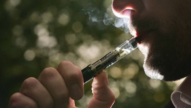 Ce se întâmplă dacă stai în apropierea unui fumător de ţigară electronică