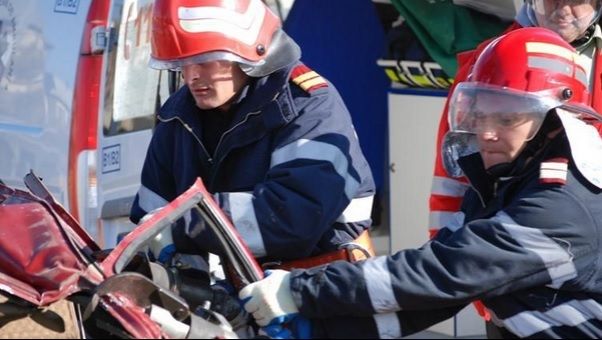 Accident cumplit în Sighişoara. Trei morţi, după ce maşina a intrat într-un TIR