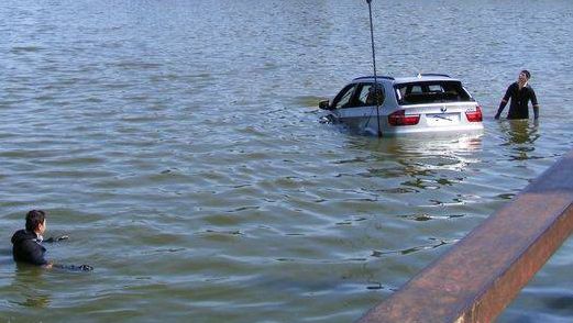 Accident teribil: Un mort și trei răniți după ce o mașină a ajuns în albia unui pârâu