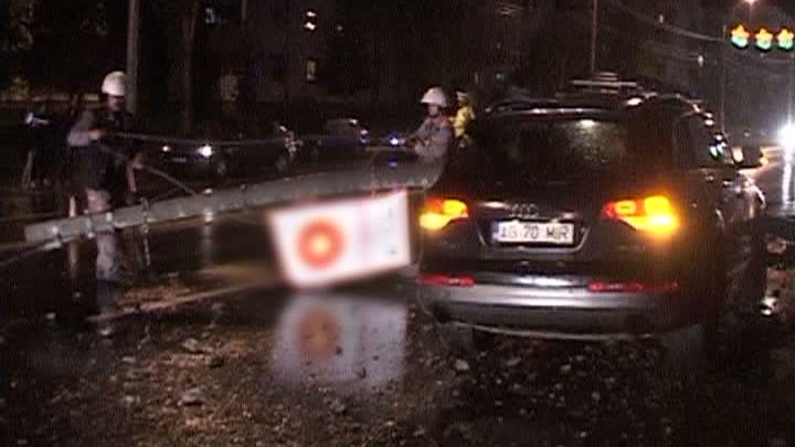 Fiul românului cu cea mai mare pensie a intrat în stâlp cu maşina. A fugit de la locul accidentului
