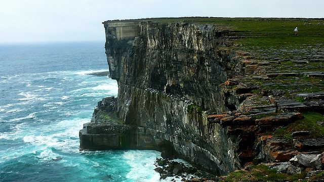 Scene dramatice. O tânără a fost aproape ucisă de un val