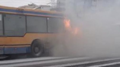 Panică în Iaşi! Un autobuz plin cu călători a luat foc în mers. Gest halucinant al şoferului