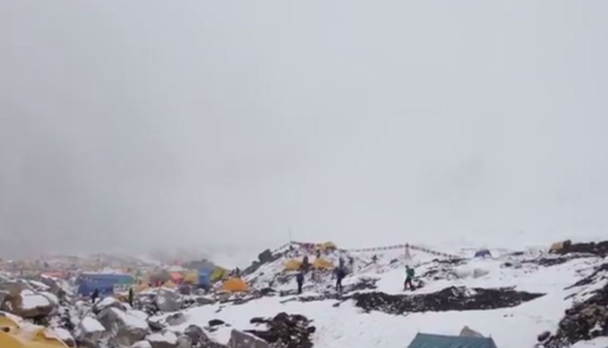 Momentul în care avalanșa lovește tabăra de bază de pe Everest, după cutremurul violent din Nepal