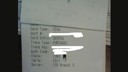 O chelneriţă a izbucnit în plâns după ce a văzut ce bacşiş a primit