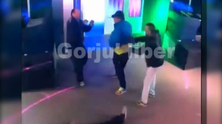 Bătaie într-un club din Gorj, surprinsă de camerele de supraveghere