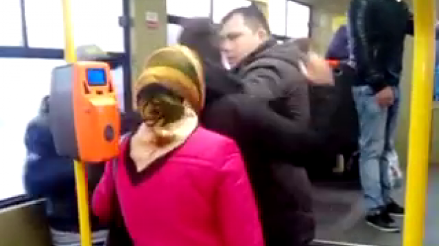 Incredibil! Scene-şoc într-un tramvai din Bucureşti. Un controlor RATB a sărit să bată un călător