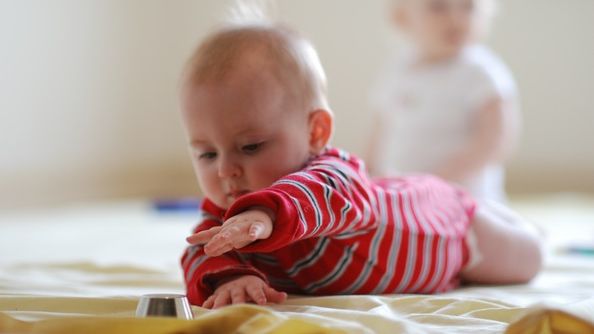 INCREDIBIL Bebeluş de nouă luni, bătut crunt, cu fractură la picior şi cu muşcături pe tot corpul