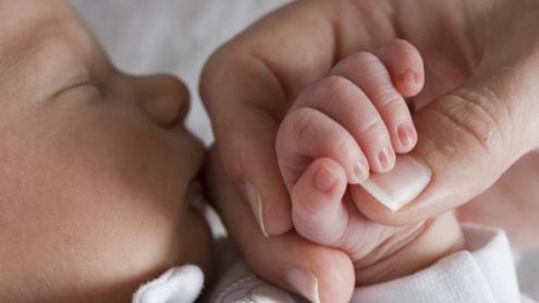 Câte femei aleg să nască prin cezariană, în România? Principalele riscuri pentru mamă şi bebeluş