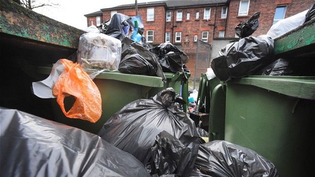 Un gunoier român în Irlanda a înapoiat 1500 de lire sterline găsite proprietarei, o femeie bolnavă