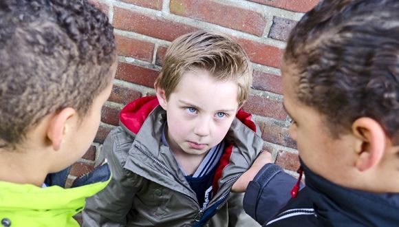 Agresiune extremă la Iaşi. Băiat de 12 ani, desfigurat şi jefuit de două găşti într-o singură zi