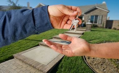 Casele, de două ori mai ieftine decât apartamentele cu 3 şi 4 camere