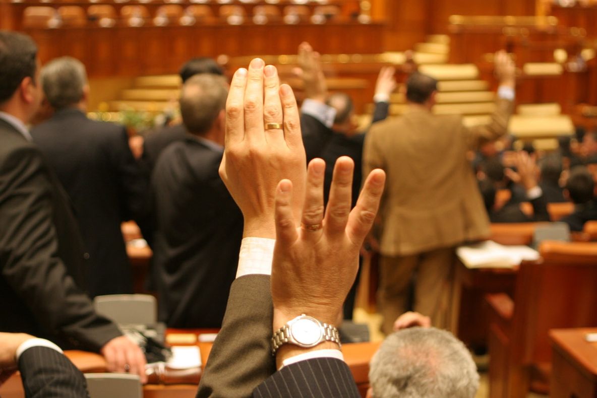 Proiectul de lege privind Codul fiscal stârnește discuții aprinse în plenul Senatului 