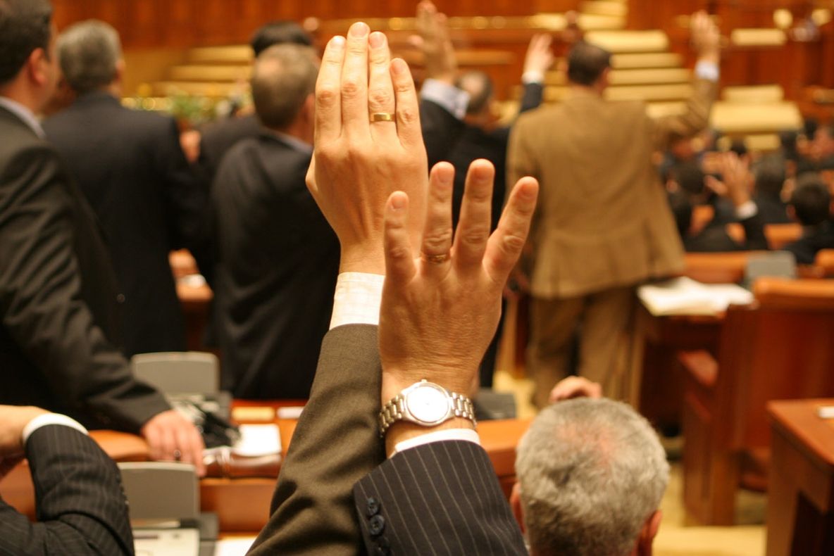 Moțiunea "Educaţi România, nu o pesedizaţi!" a fost respinsă