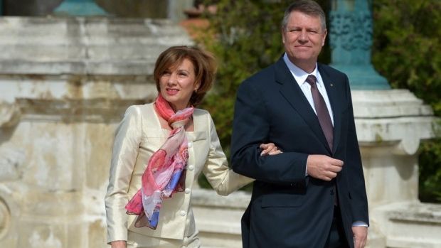 Garderoba lui Carmen Iohannis. Ce designeri o îmbracă pe Prima Doamnă 