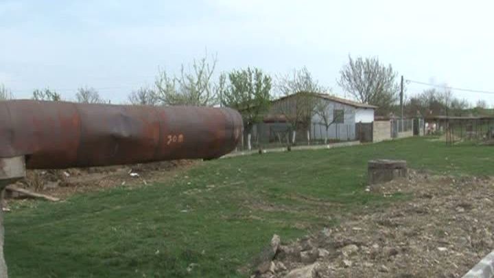 Un român din Bihor, extrem de inventiv. A construit o casă unicat, în jurul magistralei de apă