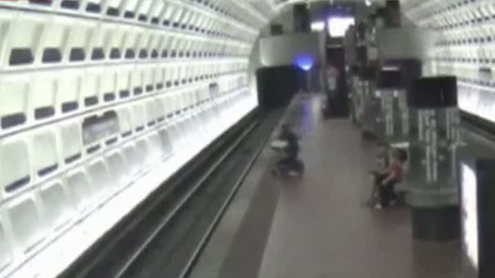 Clipe dramatice: Un bărbat în scaun cu rotile a căzut pe linia de metrou. Ce a urmat