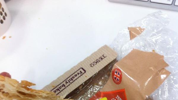 Mirarea unui bărbat după ce a cumpărat un foietaj cu pui de la supermarket şi a muşcat din el