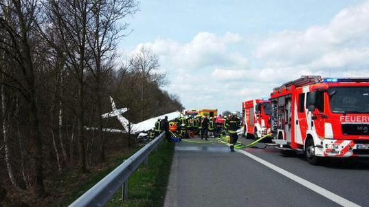 Un avion a căzut lângă o autostradă în Germania