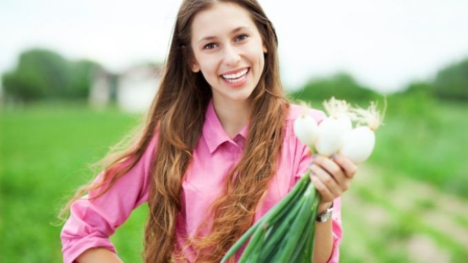Cum scapi de acnee cu ceapă verde. Vezi ce beneficii are pentru sănătate