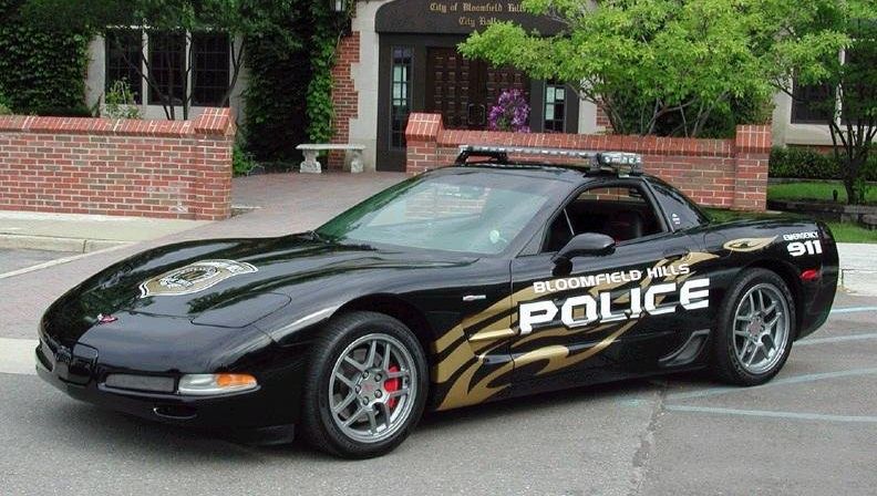 A gonit pe străzi cu un AMG, încât a dat radarul peste cap. Poliţiştii, uimiţi de cine era şoferul