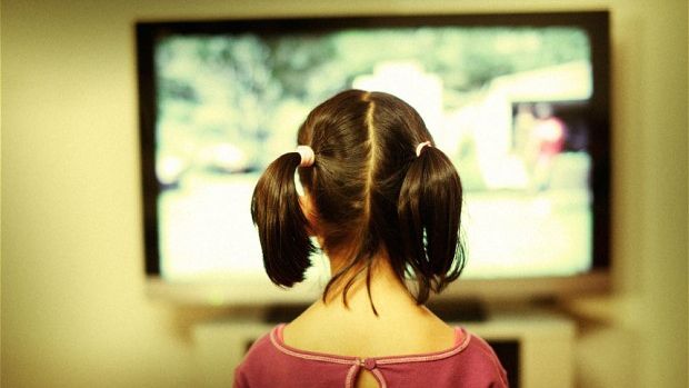 Aşa îi afectează de fapt statul la TV pe copii