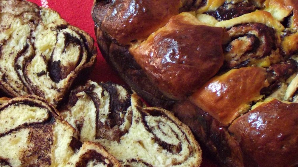 Cele mai bune rețete de cozonaci pufoși pentru Paști, cu nuci, stafide, cacao