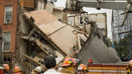 Panică pe şantier! Un hotel s-a prăbuşit peste muncitori. Avea 11 etaje