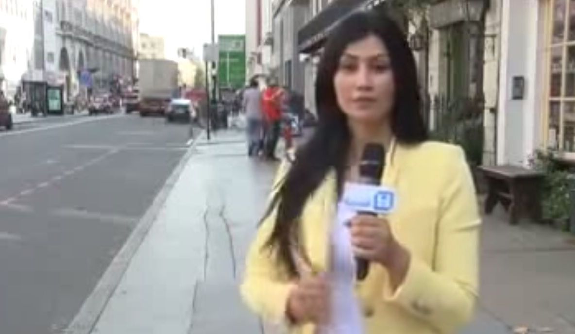 Neașteptat! Ce se întâmplă în spatele acestei reportere, în timpul transmisiunii în direct