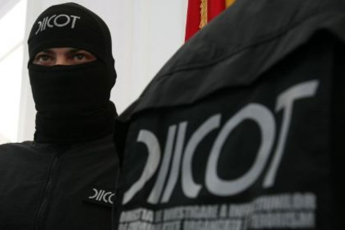 Cinci tineri din Iaşi, săltaţi de DIICOT după ce au spart zeci de conturi. Cum operau