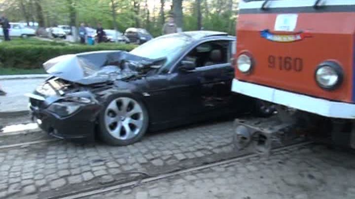 Drive test extrem. Bolid de mii de euro, izbit în plin de un tramvai: un rănit 