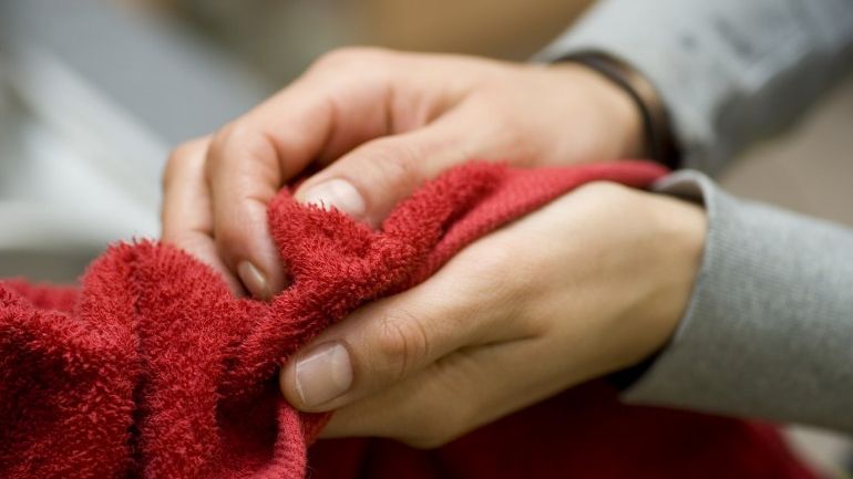 Îţi usuci mâinile la aparat sau cu prosop de hârtie? Află ce este mai sănătos