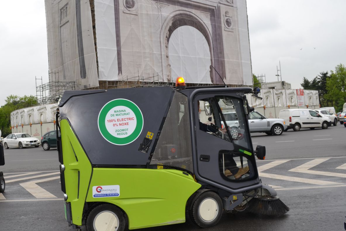 ROMPREST testează în premieră în România măturătoarea 100% electrică (P)