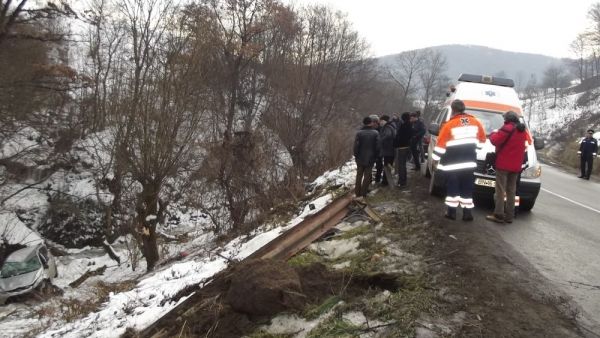 Maşină răsturnată în Pasul Prislop. Şofer recuperat de Salvamont