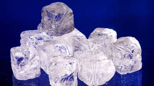 De ce e bine să-ți pui un cub de gheață la ceafă. Face minuni