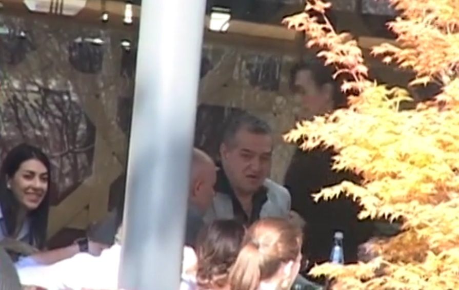 Gigi Becali şi-a scos prietenii la terasă la mare