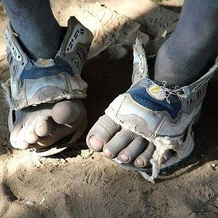 Invenţia genială a unui bărbat, pentru copiii săraci: pantoful care creşte o dată cu copilul