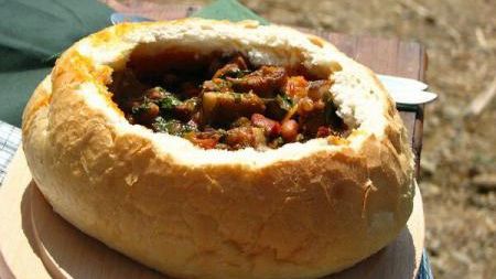 Reţetă de gulaș vânătoresc cu carne de mistreț, servit în pâine